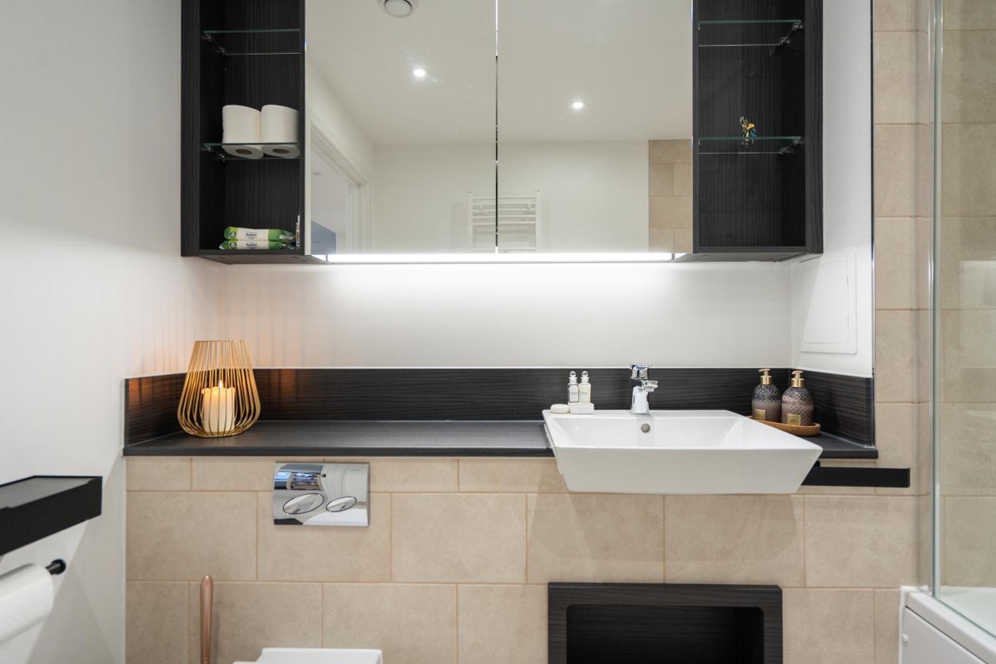 Appartamento Sunset Retreat: Steps From Heathrow/Twickenham Hounslow Esterno foto