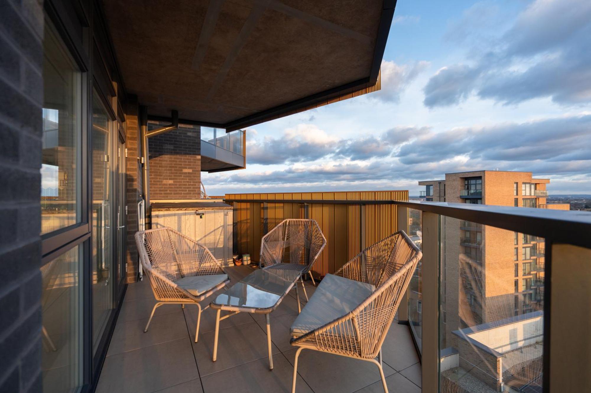 Appartamento Sunset Retreat: Steps From Heathrow/Twickenham Hounslow Esterno foto