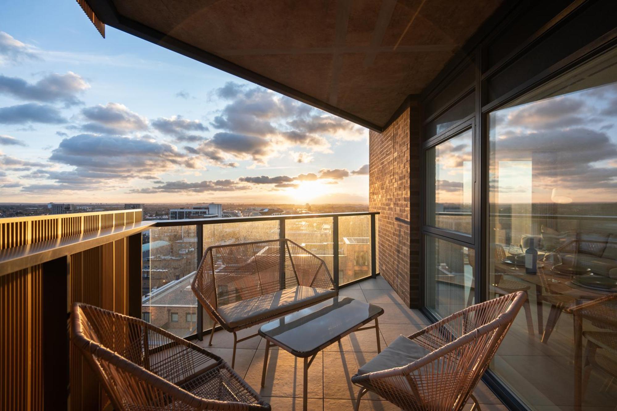 Appartamento Sunset Retreat: Steps From Heathrow/Twickenham Hounslow Esterno foto