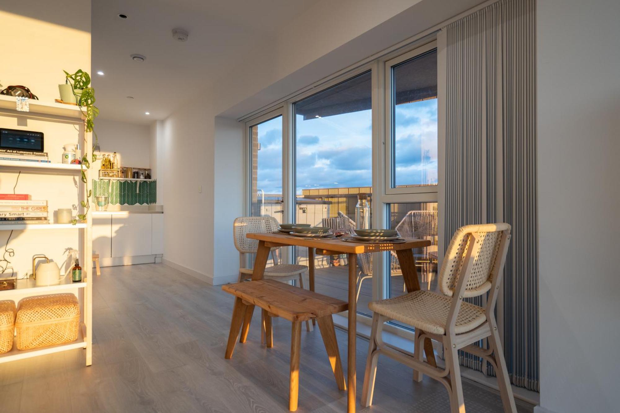 Appartamento Sunset Retreat: Steps From Heathrow/Twickenham Hounslow Esterno foto
