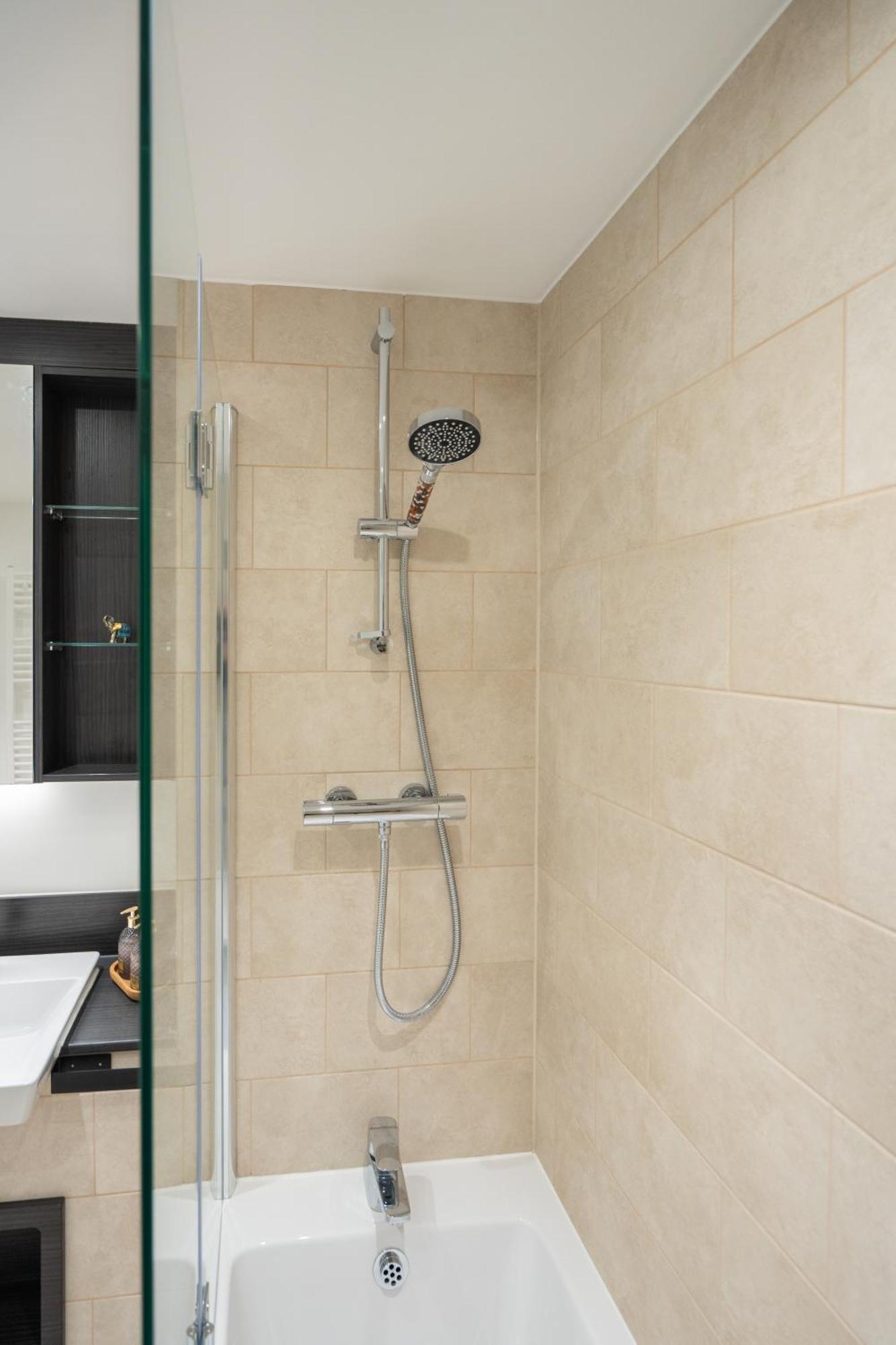 Appartamento Sunset Retreat: Steps From Heathrow/Twickenham Hounslow Esterno foto