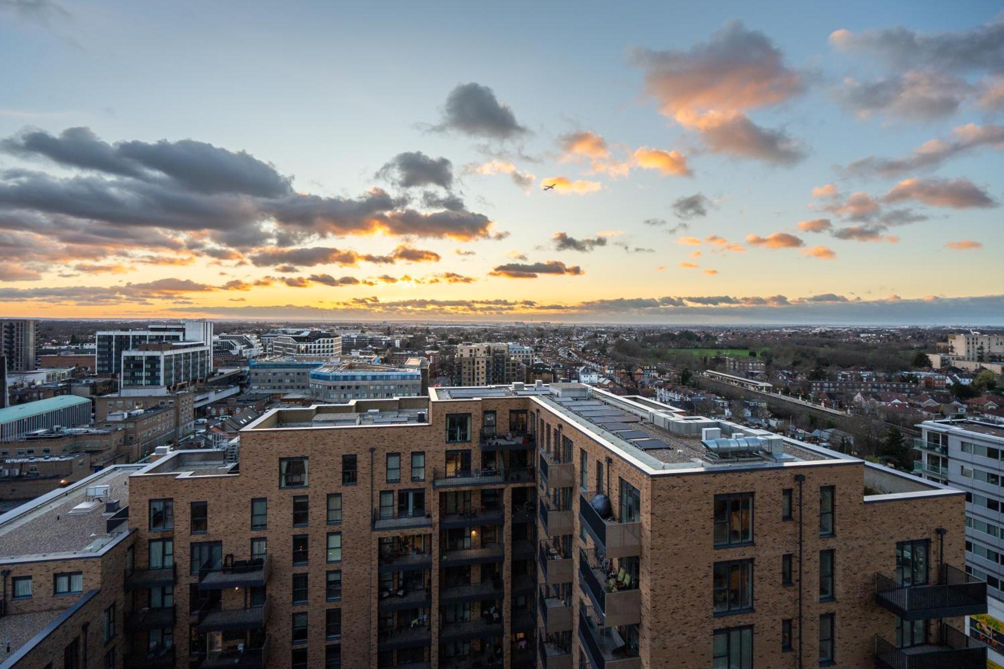 Appartamento Sunset Retreat: Steps From Heathrow/Twickenham Hounslow Esterno foto