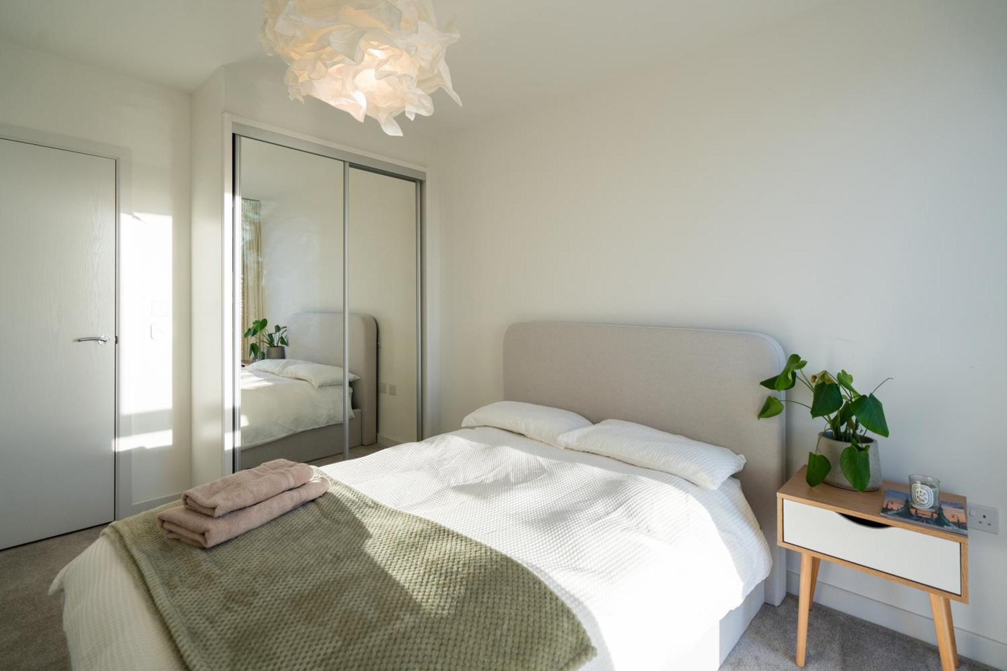 Appartamento Sunset Retreat: Steps From Heathrow/Twickenham Hounslow Esterno foto
