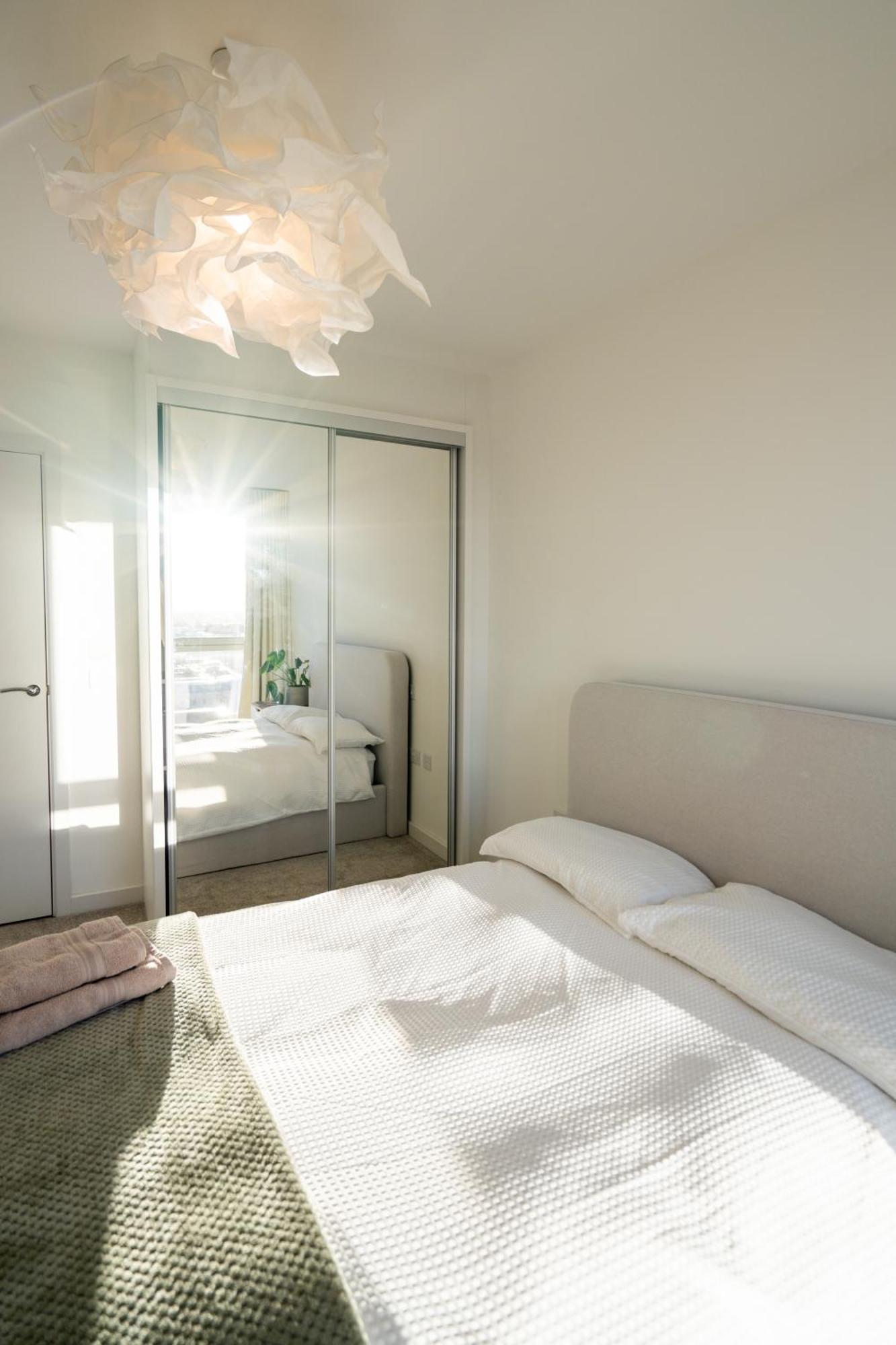 Appartamento Sunset Retreat: Steps From Heathrow/Twickenham Hounslow Esterno foto